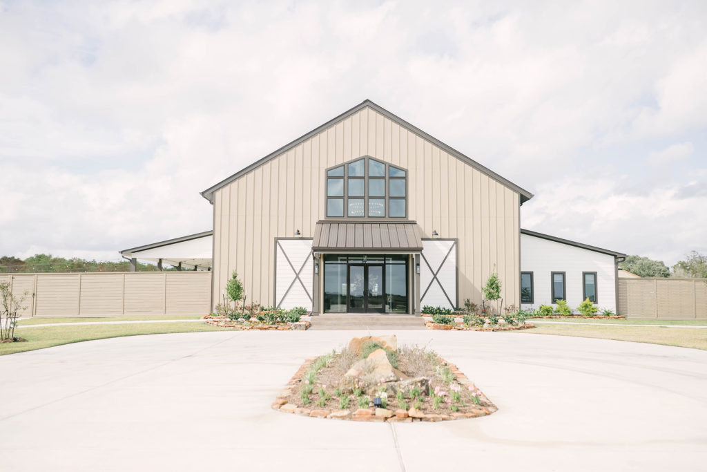 This beautiful barn made the perfect barn style location in Houston, Texas captured by Christina Elliot Photography. Barn style farmhouse style wedding inspo green grass outside outdoor weddings bride groom location inspiration houston texas wedding photographer alvin tx #houstonweddingphotographer #texasphotographer #weddingdaydetails #barnstylewedding #stillwatersranch #alvintexasphotographer #weddingday #brideandgroom #texanwedding #htxwedding #countrywedding
