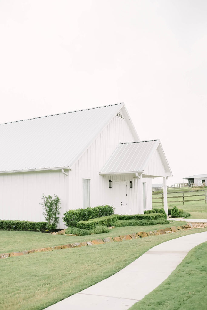 A gorgeous white barn making for the perfect farmhouse wedding in Texas by Christina Elliot Photography. farmhouse wedding inspo ideas for farmhouse wedding how to plan a farmhouse wedding white barn for wedding best texas wedding locations best wedding photographer in texas planning your wedding in texas how to plan your farmhouse wedding #texasweddingphotographer #farmhousewedding #farmhouseweddinginspo #texasphotographer #farmhouseweddingdecor #texasweddinglocations