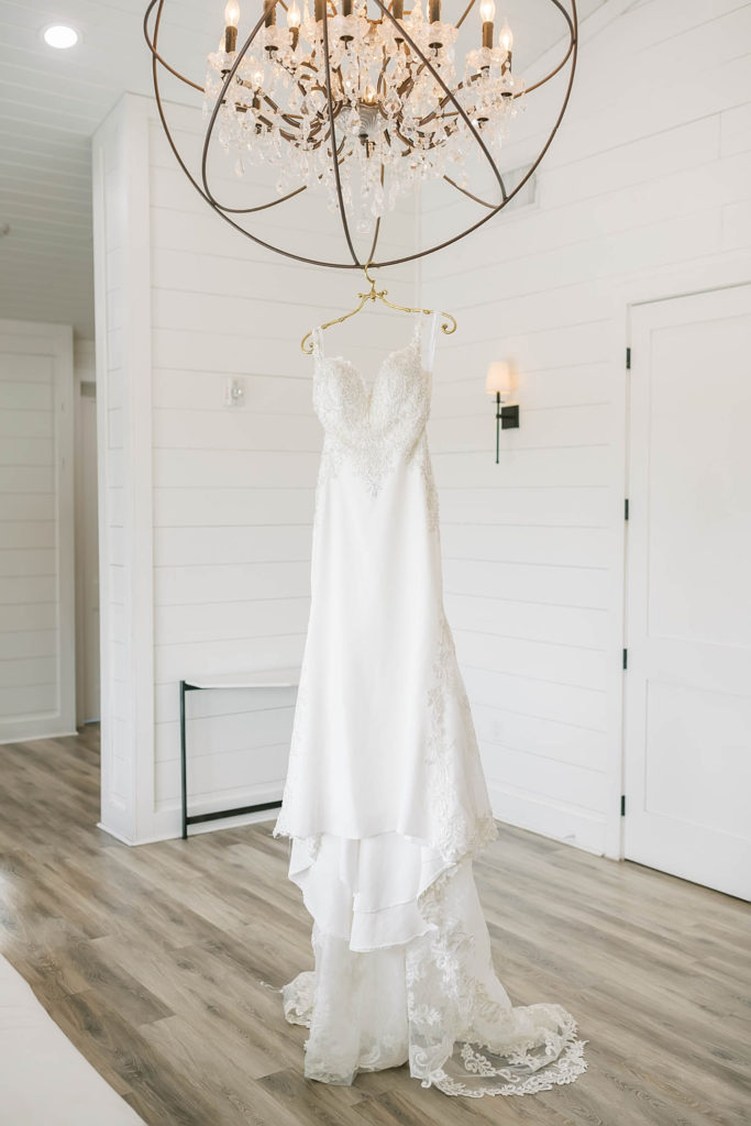 Christina Elliot Photography shows the perfect sweetheart dress for a farmhouse wedding in Texas. farmhouse wedding inspo ideas for farmhouse wedding how to plan a farmhouse wedding white barn for wedding best texas wedding locations best wedding photographer in texas planning your wedding in texas how to plan your farmhouse wedding #texasweddingphotographer #farmhousewedding #farmhouseweddinginspo #texasphotographer #farmhouseweddingdecor #texasweddinglocations