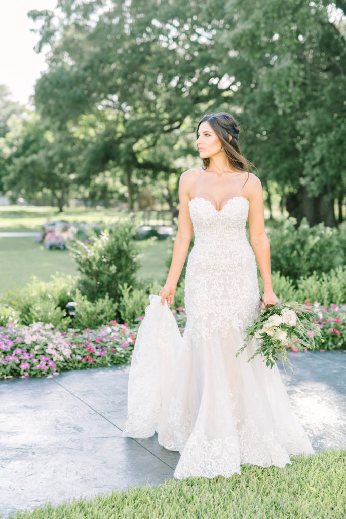 Christina Elliott Photography captures a bride wearing a lace sweetheart gown at a Texas Plantation. mermaid wedding gown lace summer wedding #texasbridals #christinaelliottphotography #plantationwedding #bridalinspiration #TXwedding