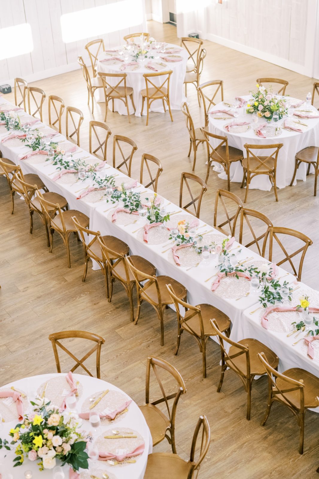 Spring luncheon set up with fresh florals, glass plates, and pink napkins by Christina Elliott Photography. spring wedding #ChristinaElliottPhotography #ChristinaElliottWeddings #Houstonwedding #TheSpringsVenue #EastHoustonweddings #Mrs #Mr
