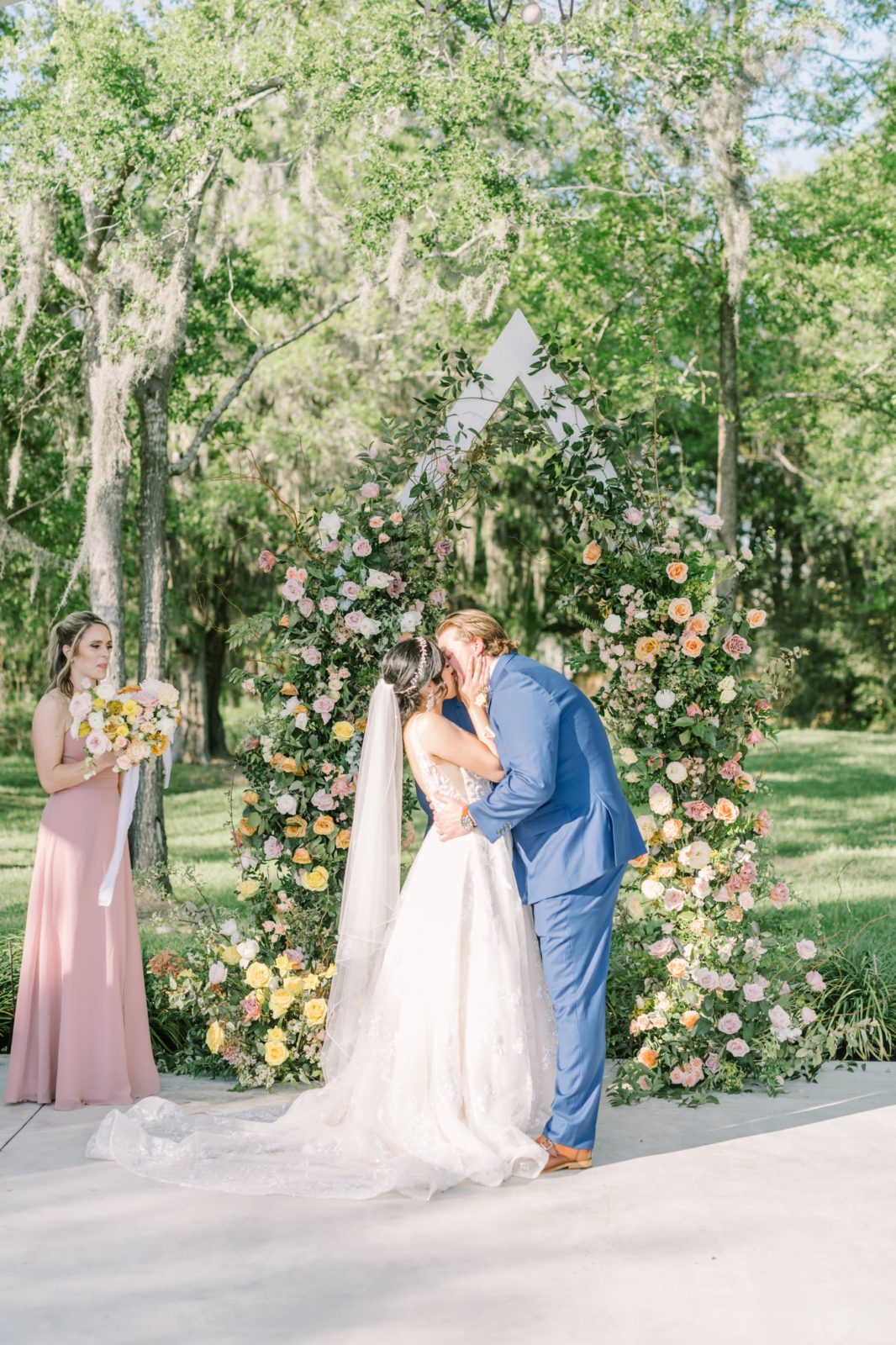 Groom and bride kiss at the altar the first kiss as newlyweds by Christina Elliott Photography. wedding photographer East Houston #ChristinaElliottPhotography #ChristinaElliottWeddings #Houstonwedding #TheSpringsVenue #EastHoustonweddings #sayIdo